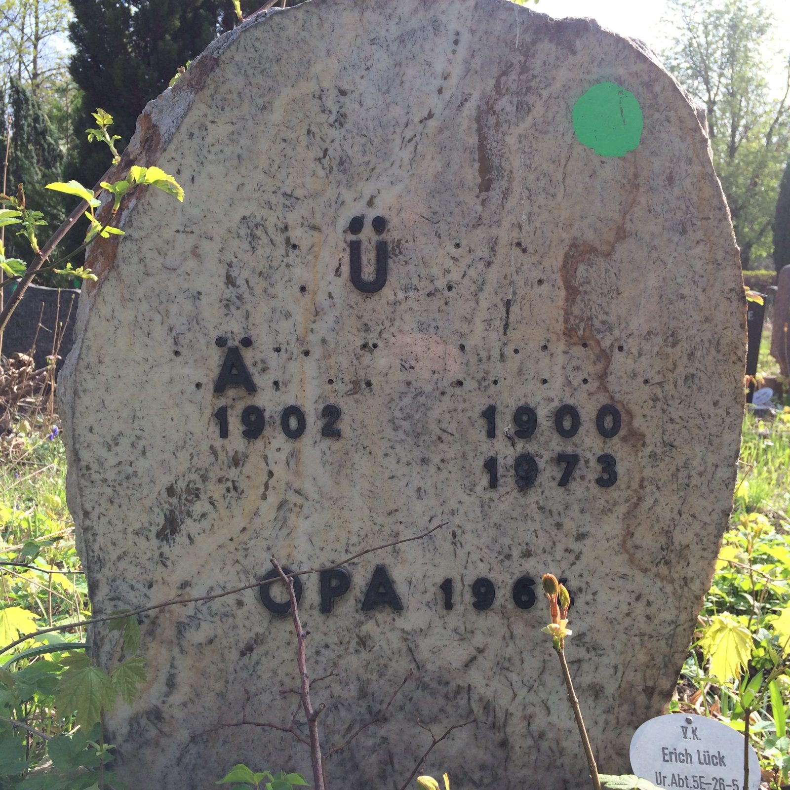 OPA – Grabstein mit Metallbuchstaben (Ü / Ä / 1902 / 1900–1973)