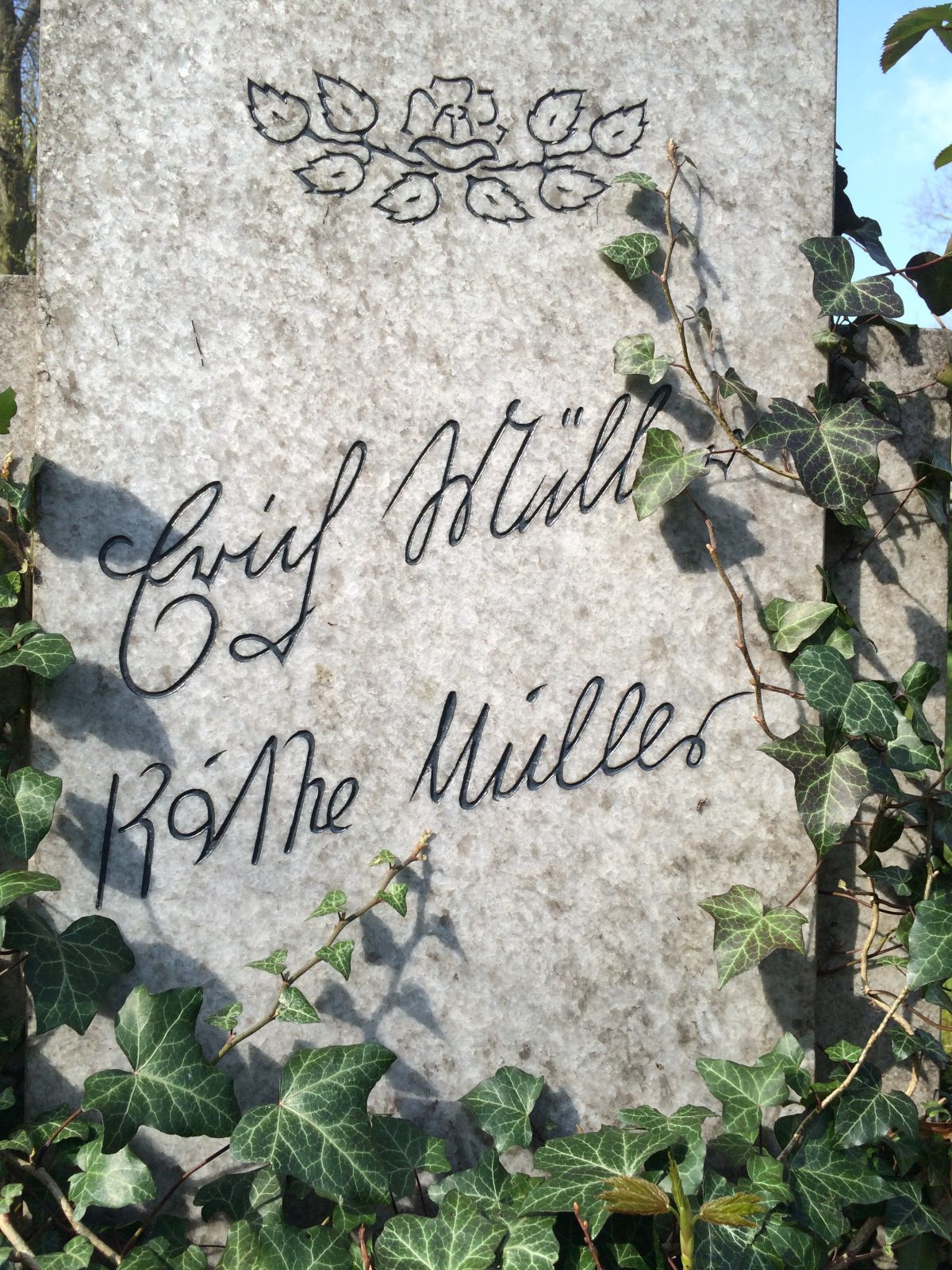 Grabstein mit Schriftgravur für Käthe Müller